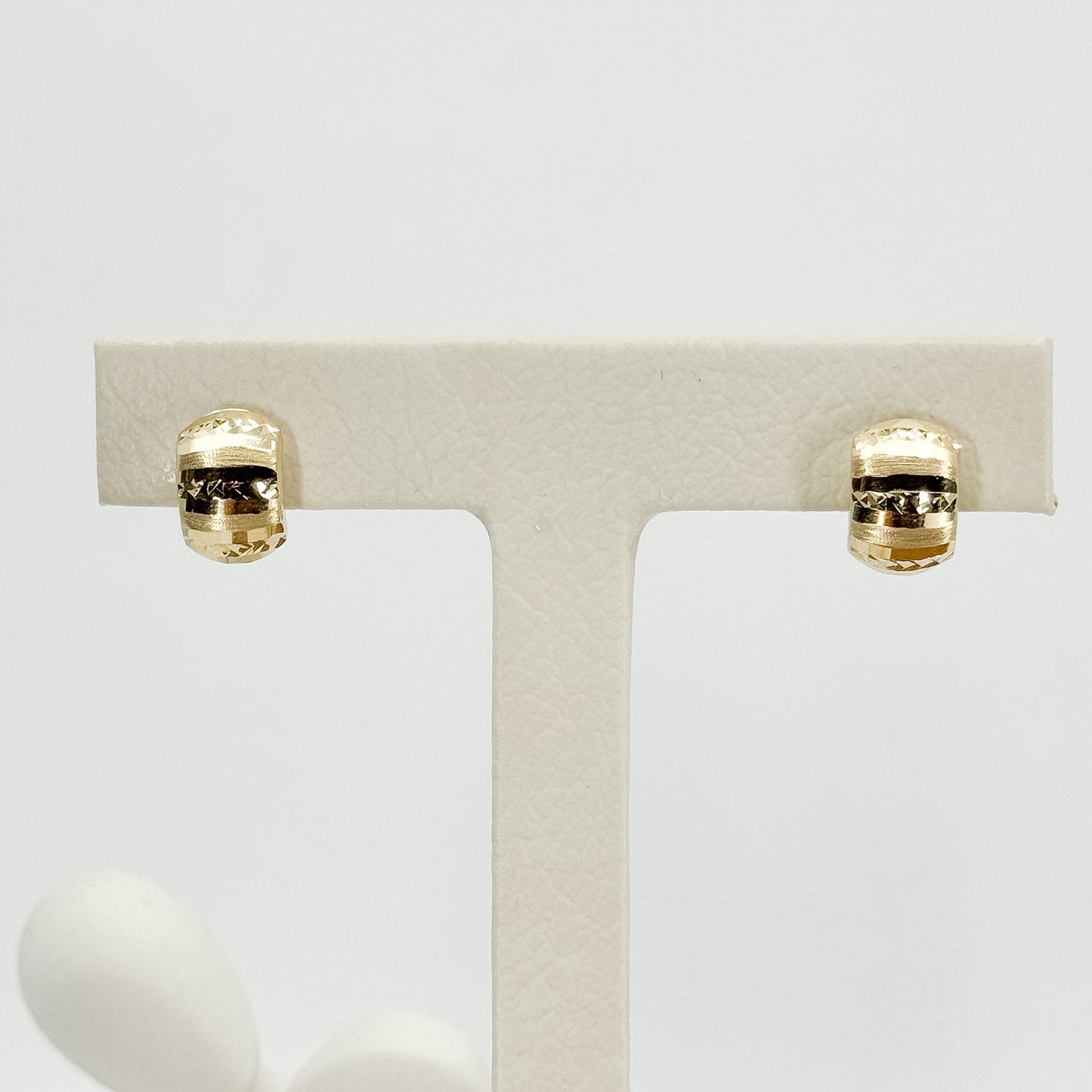 Aretes Clásicos Facetados en Oro 18K