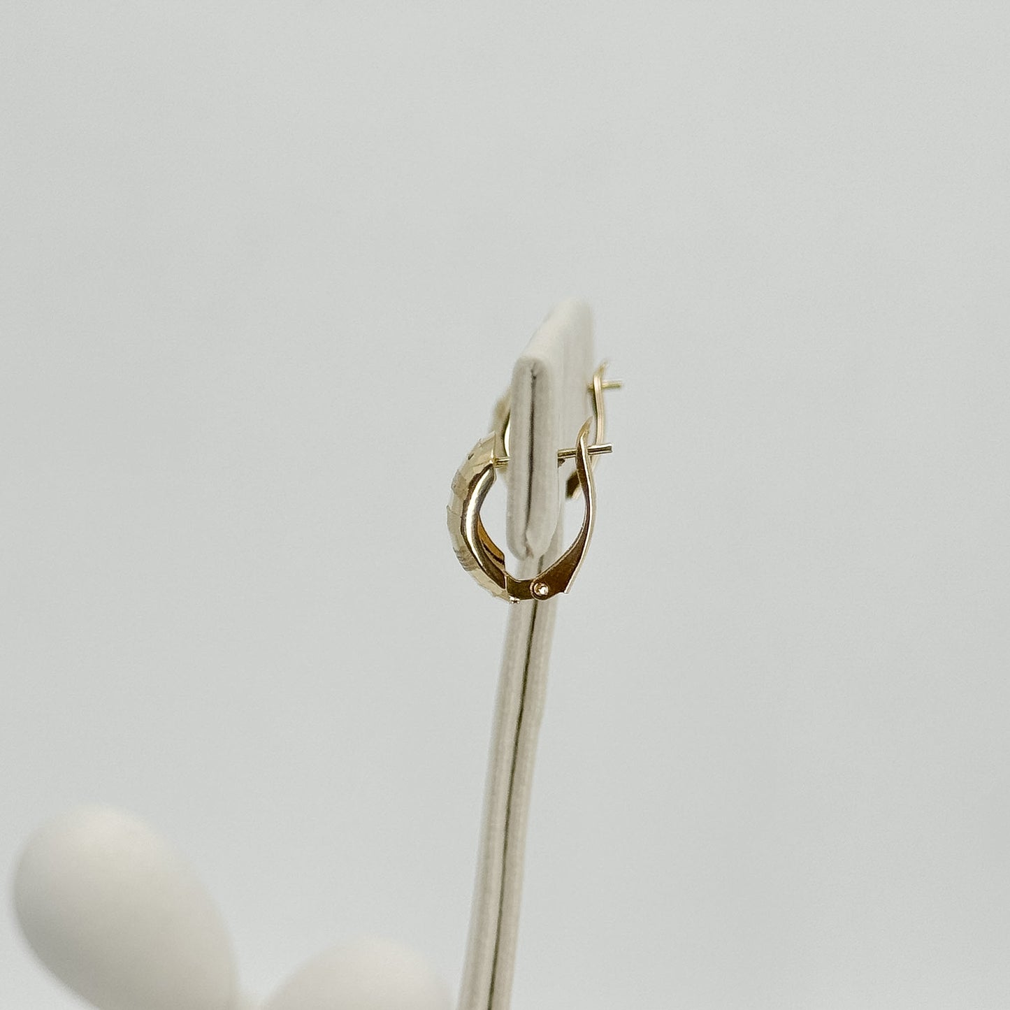 Aretes Clásicos Facetados en Oro 18K