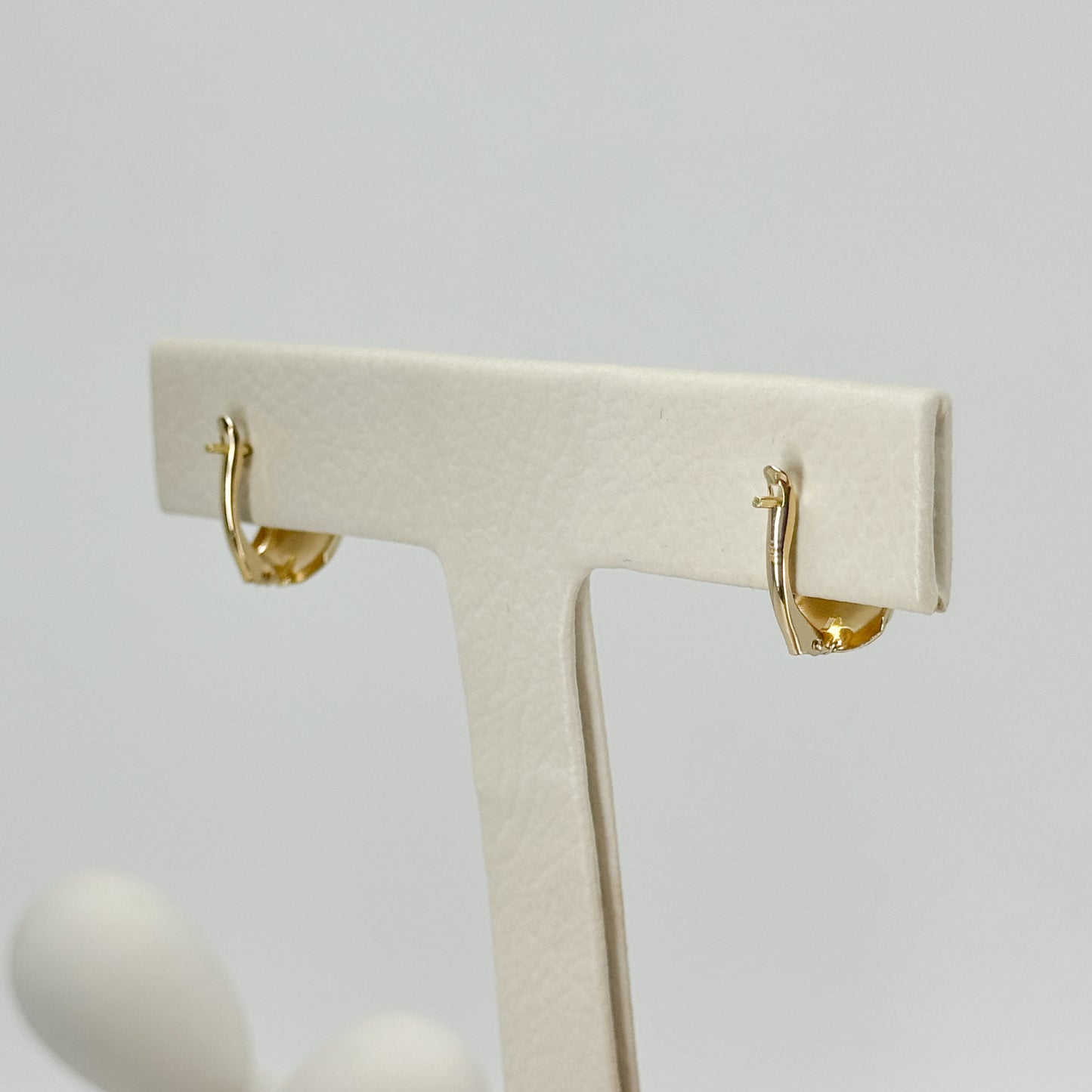 Aretes Clásicos Facetados en Oro 18K
