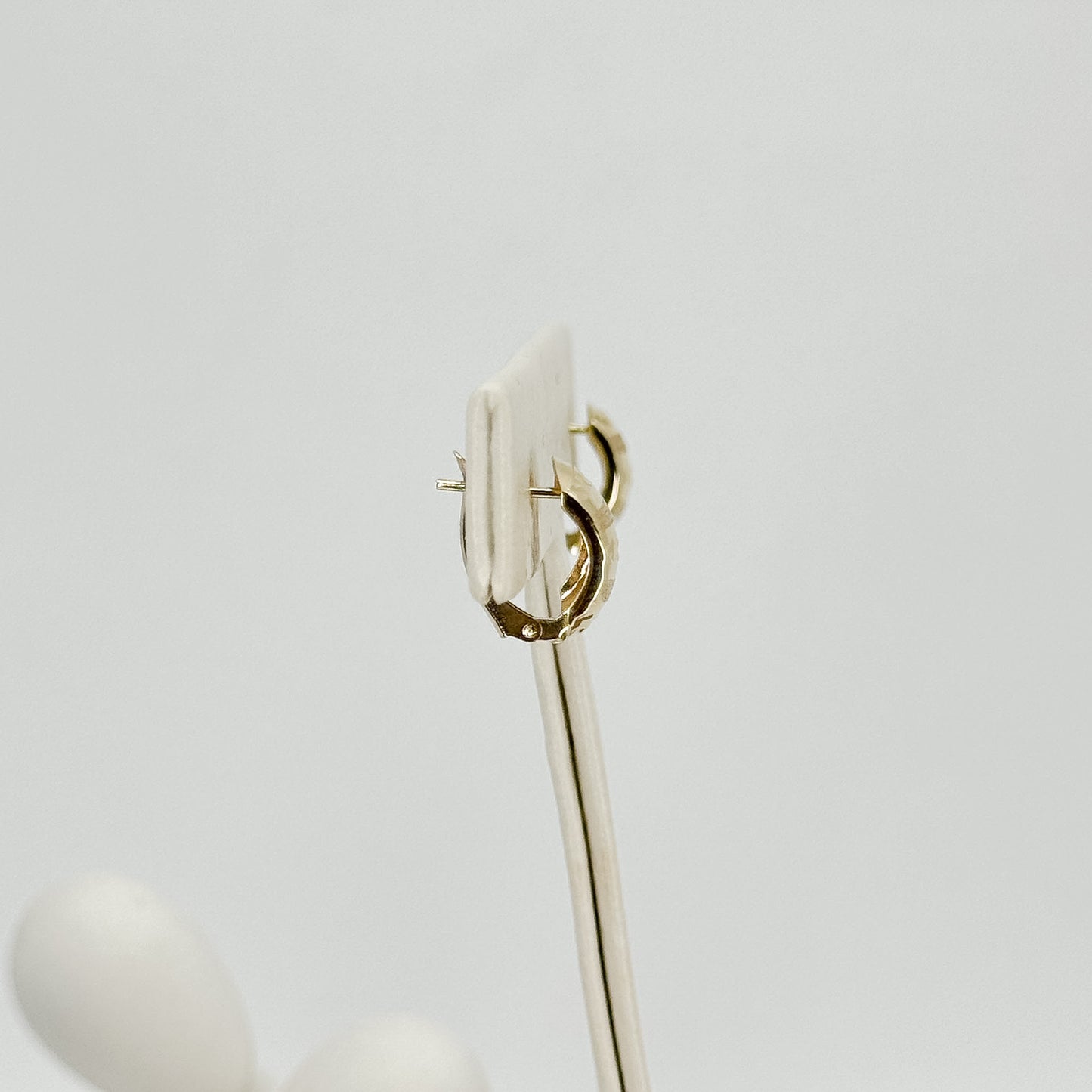 Aretes Clásicos Facetados en Oro 18K