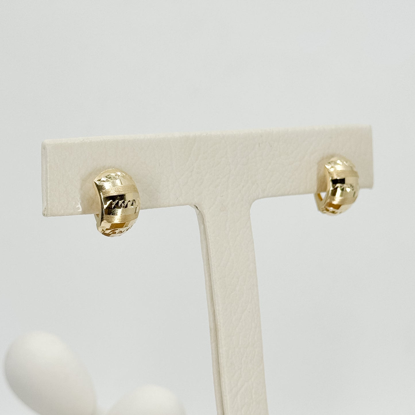 Aretes Clásicos Facetados en Oro 18K