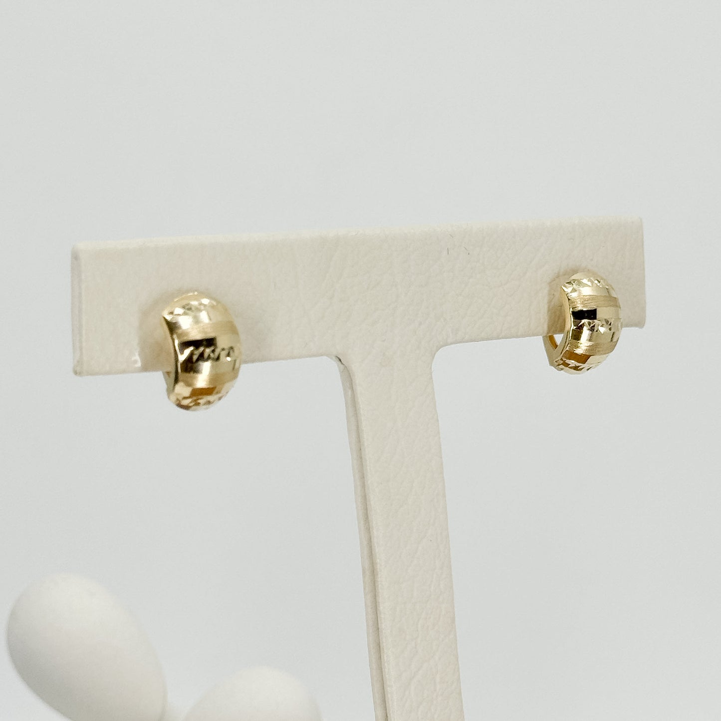 Aretes Clásicos Facetados en Oro 18K