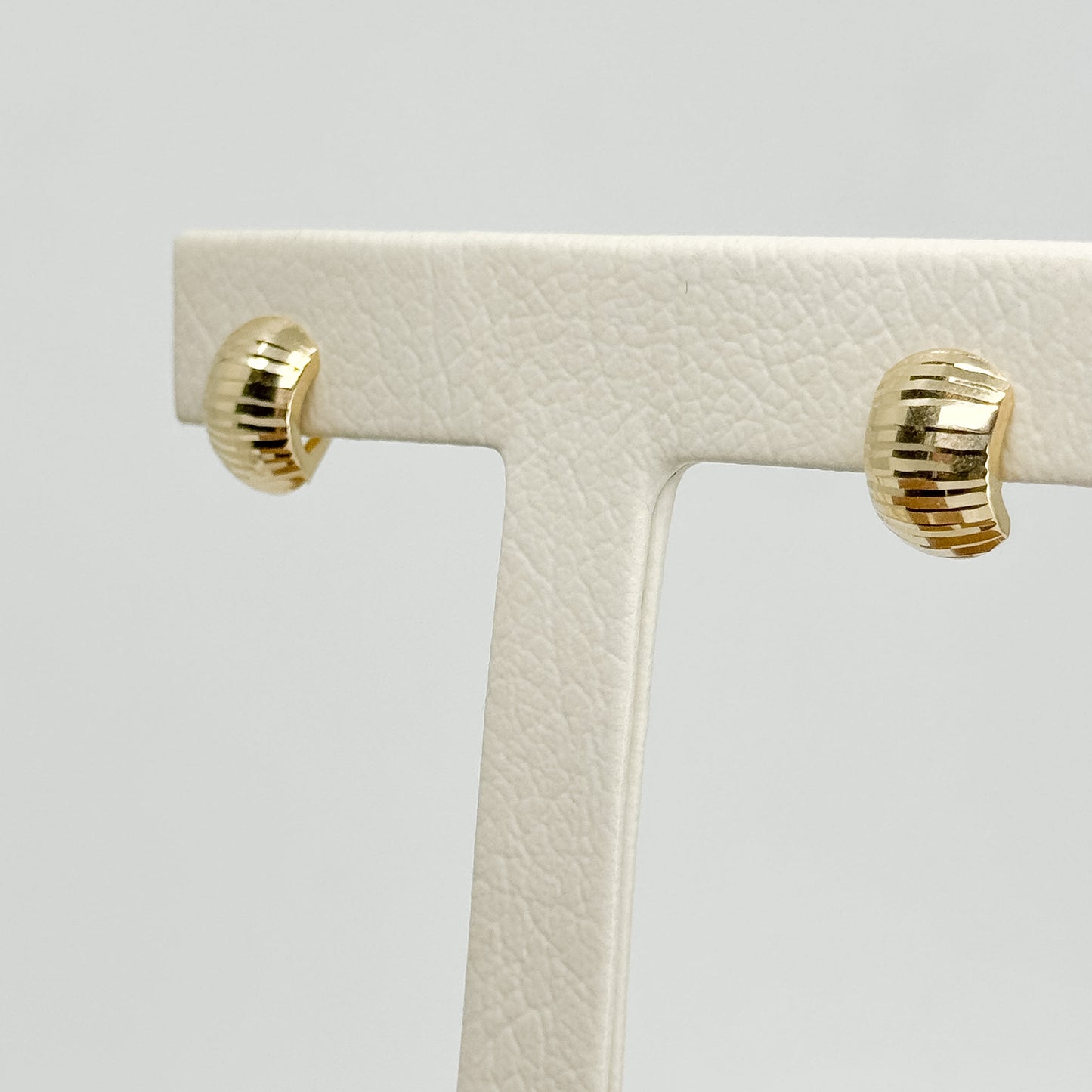 Aretes Clásicos 2 Facetados en Oro 18K