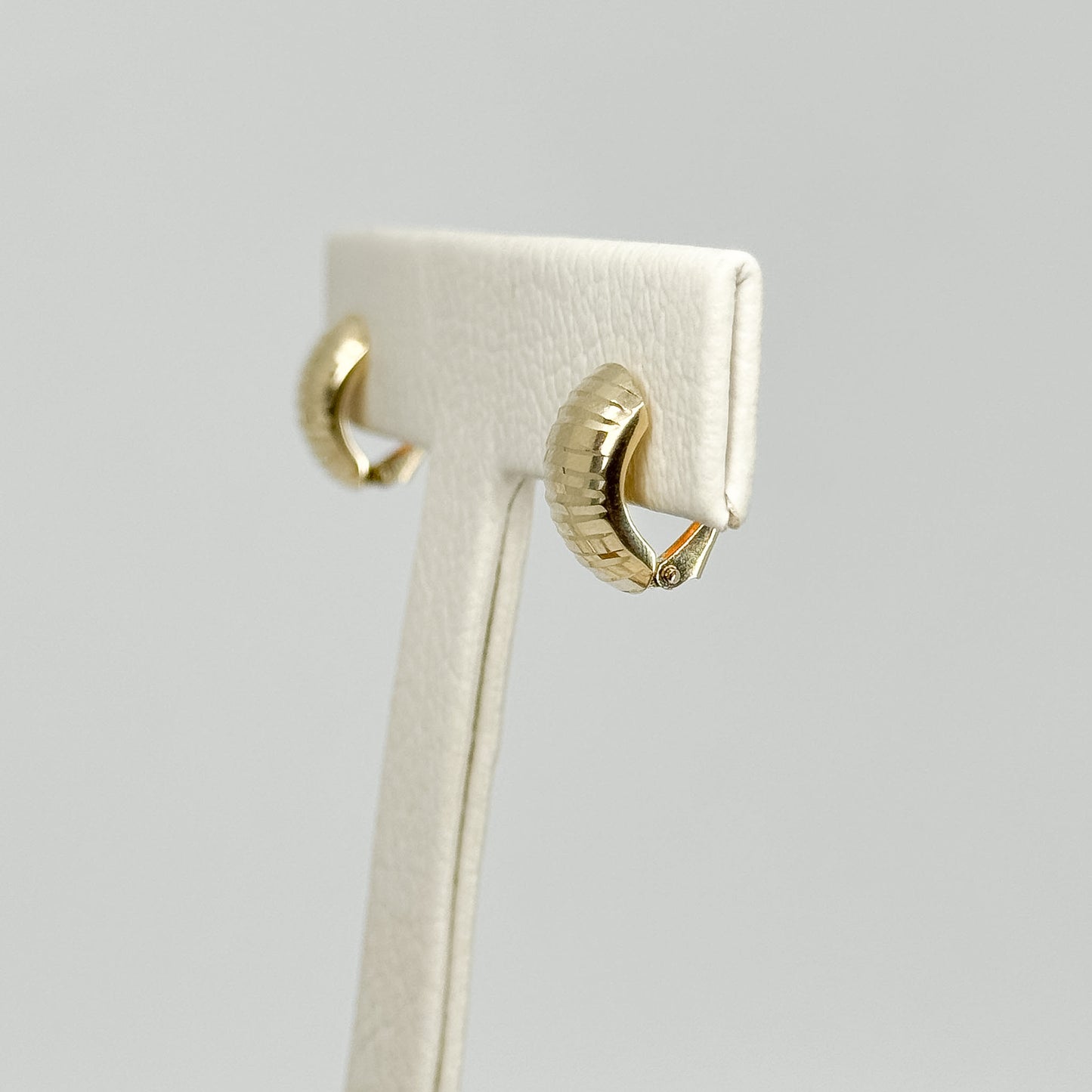 Aretes Clásicos 2 Facetados en Oro 18K