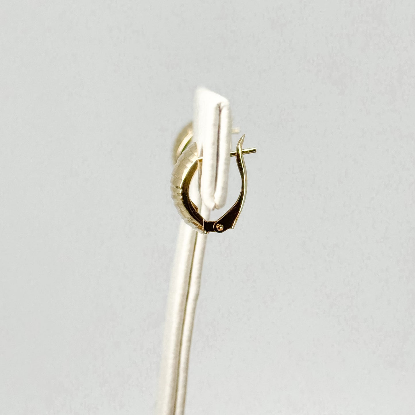 Aretes Clásicos 2 Facetados en Oro 18K