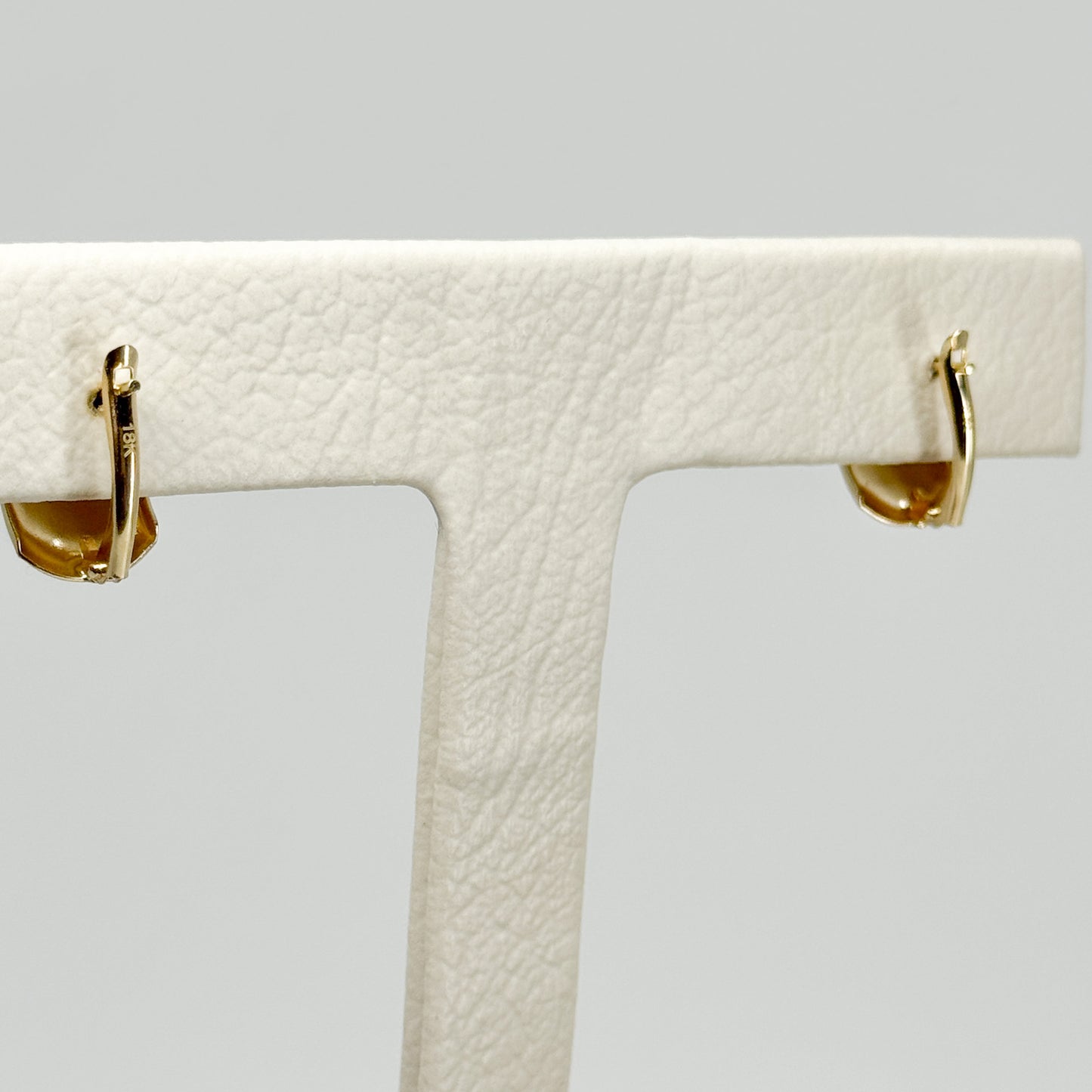 Aretes Clásicos 2 Facetados en Oro 18K
