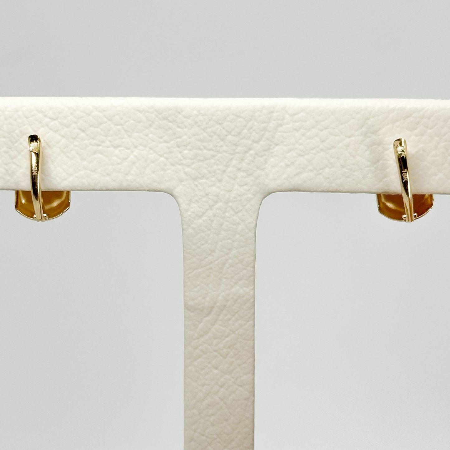 Aretes Clásicos 2 Facetados en Oro 18K