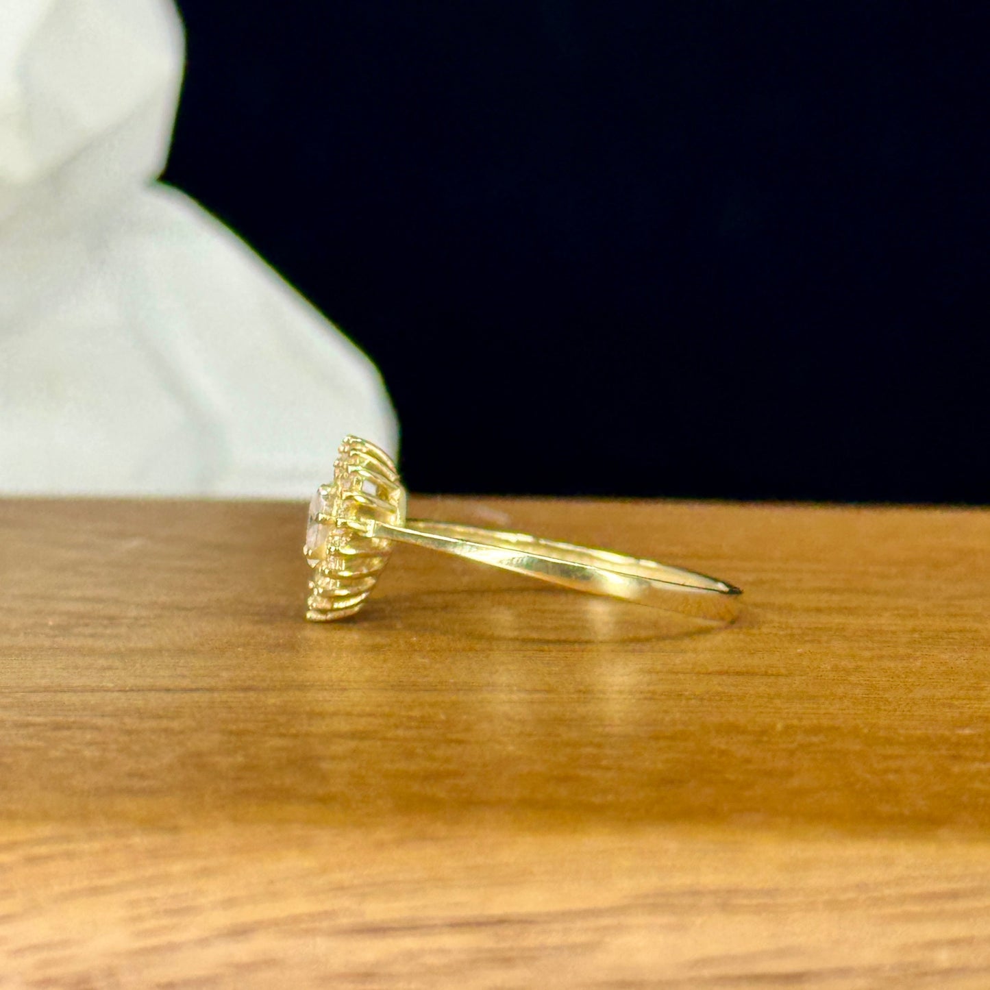 Anillo Celeste Crystal –Forma de Corazón y Halo de Brillo en Oro 18K | Talla 8