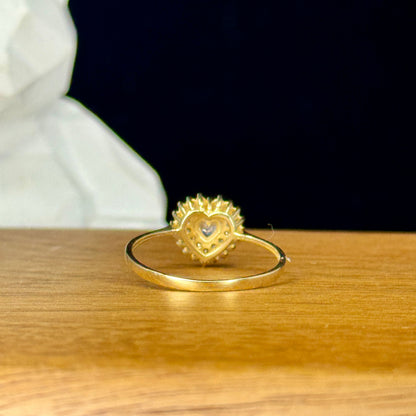 Anillo Celeste Crystal –Forma de Corazón y Halo de Brillo en Oro 18K | Talla 8