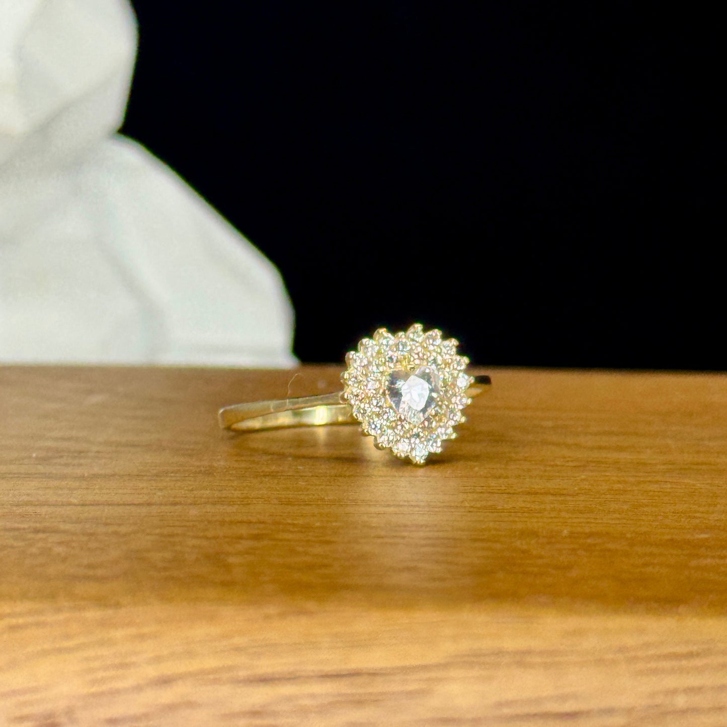 Anillo Celeste Crystal –Forma de Corazón y Halo de Brillo en Oro 18K | Talla 8