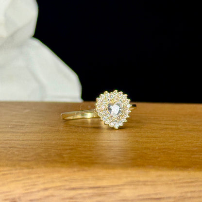 Anillo Celeste Crystal –Forma de Corazón y Halo de Brillo en Oro 18K | Talla 8