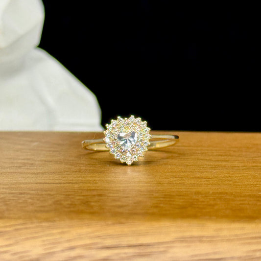 Anillo Celeste Crystal –Forma de Corazón y Halo de Brillo en Oro 18K | Talla 8