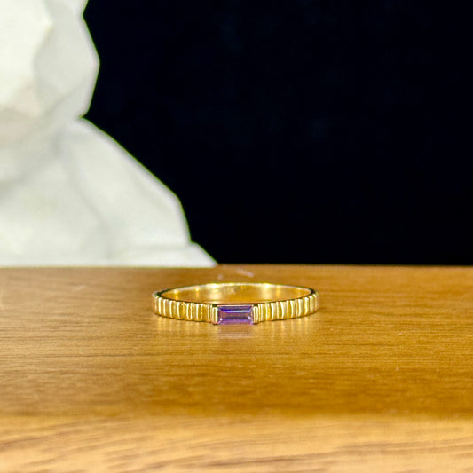 Anillo Violet Essence – Cristal Baguette en Oro 18K | Talla 6.5