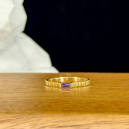 Anillo Violet Essence – Cristal Baguette en Oro 18K | Talla 6.5