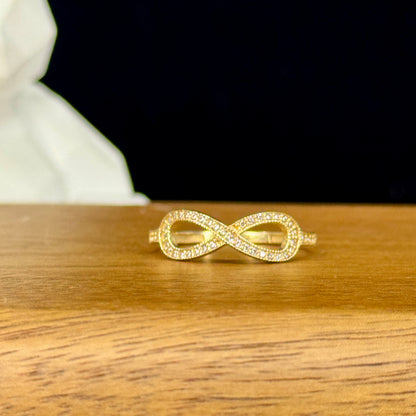 Anillo Infinite Shine – Símbolo Infinito con Brillo en Oro 18K | Talla 8