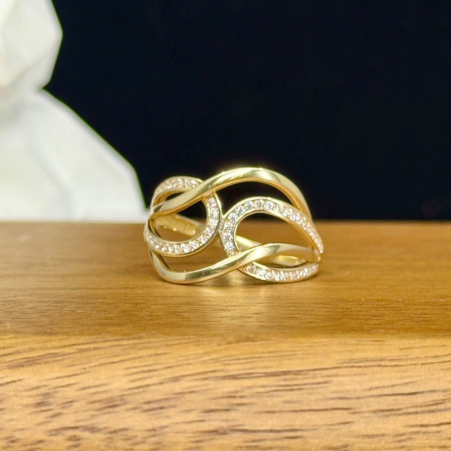 Anillo Endless Elegance – Diseño Infinito con Brillo en Oro 18K | Talla 8