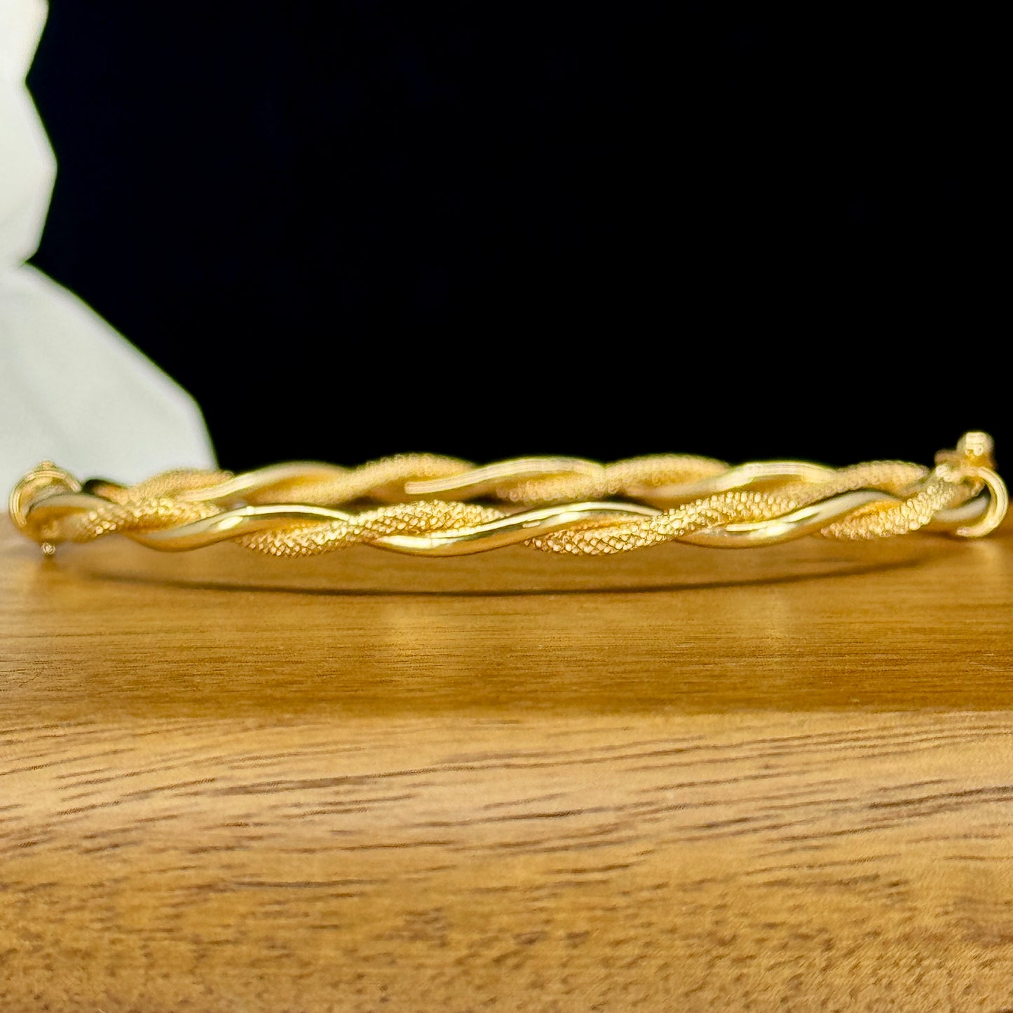 Bangle Golden Twist – Diseño Entrelazado en Oro 18K | 7 cm de Diámetro
