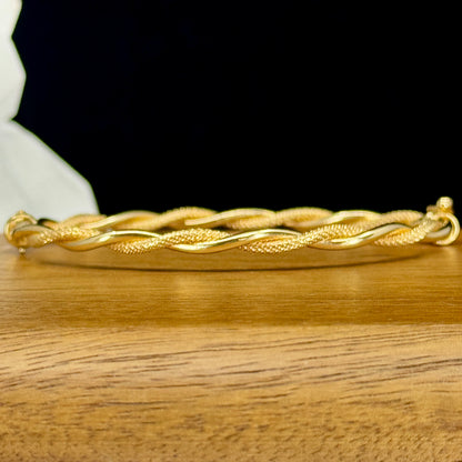Bangle Golden Twist – Diseño Entrelazado en Oro 18K | 7 cm de Diámetro