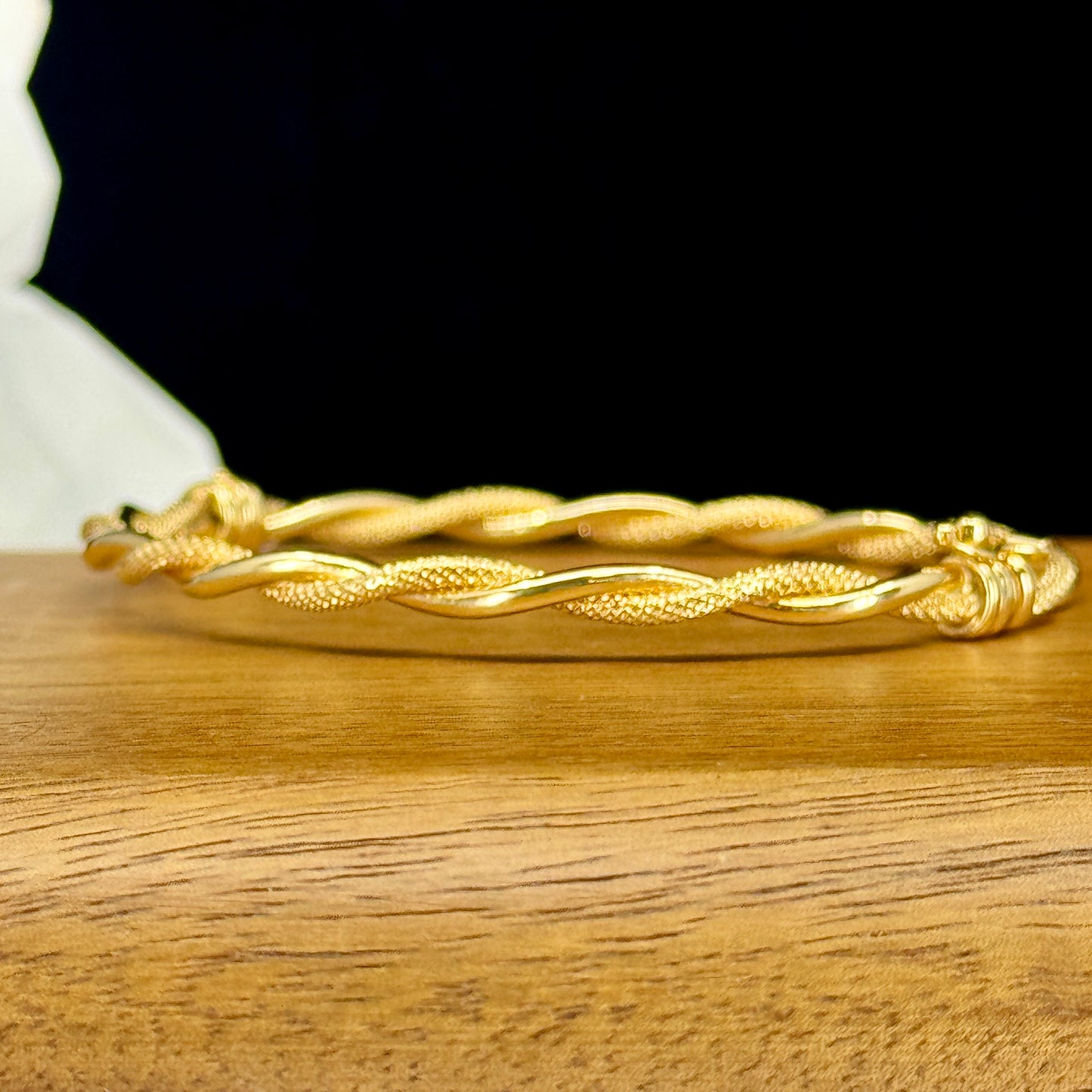Bangle Golden Twist – Diseño Entrelazado en Oro 18K | 7 cm de Diámetro