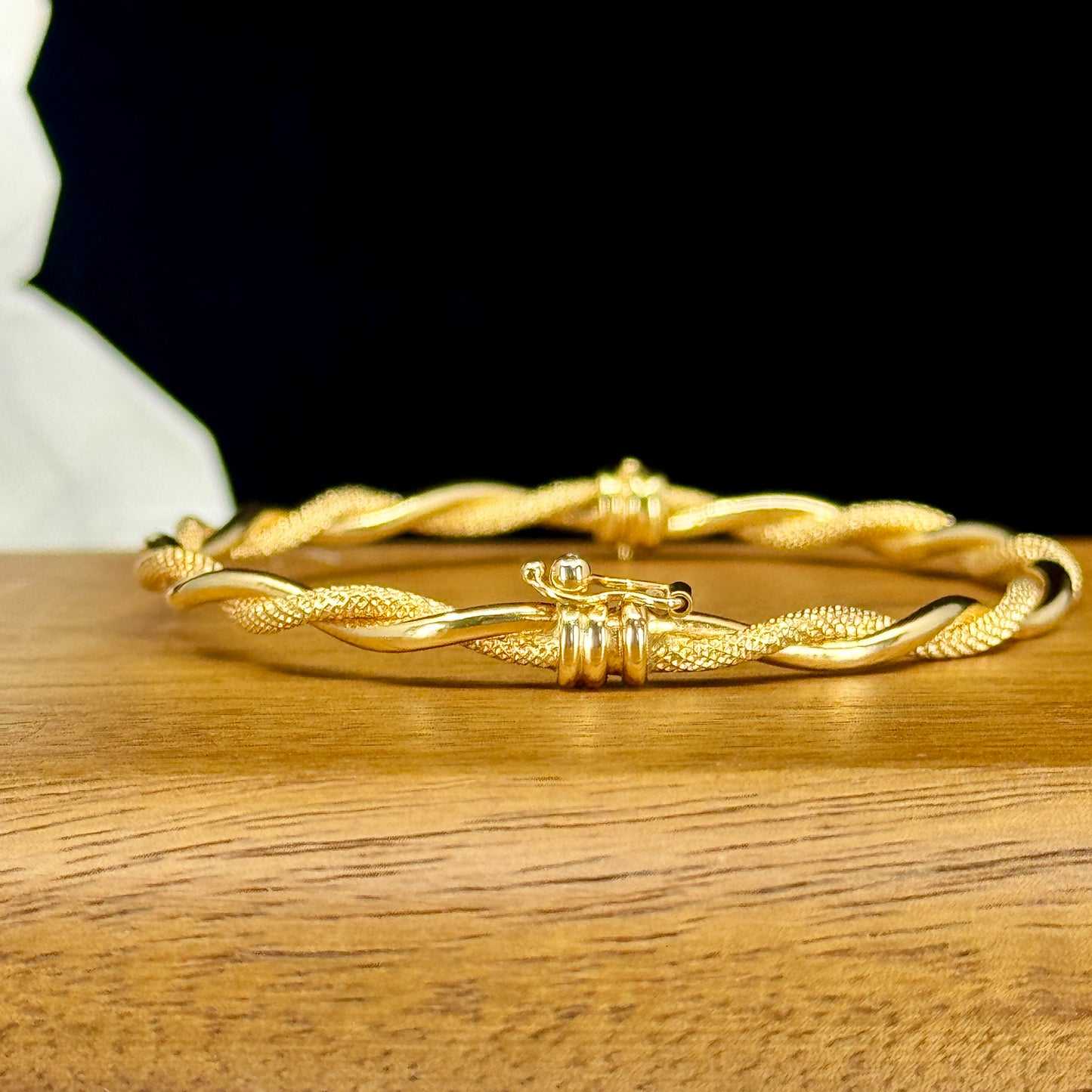 Bangle Golden Twist – Diseño Entrelazado en Oro 18K | 7 cm de Diámetro