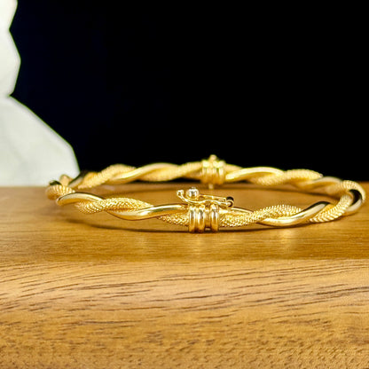 Bangle Golden Twist – Diseño Entrelazado en Oro 18K | 7 cm de Diámetro