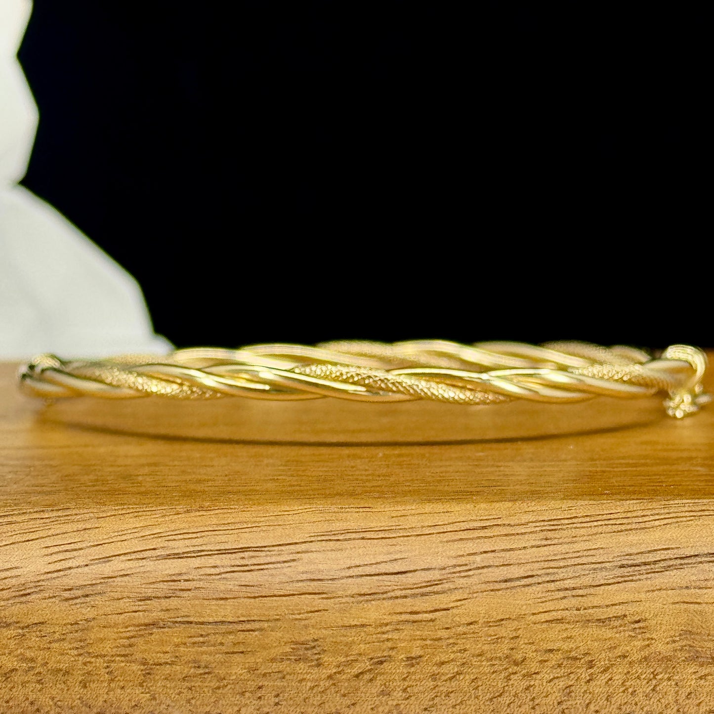 Bangle Golden Twist – Diseño Entrelazado en Oro 18K | 6 cm de Diámetro