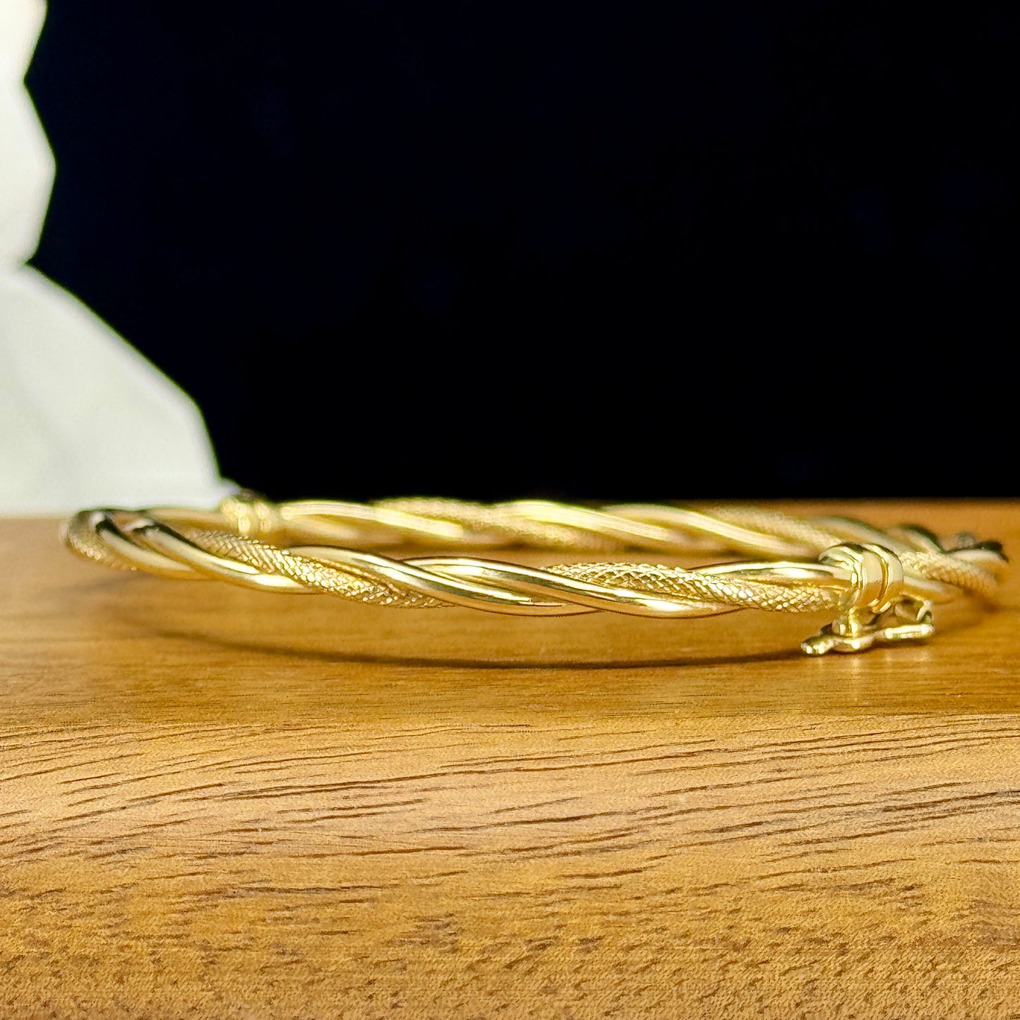 Bangle Golden Twist – Diseño Entrelazado en Oro 18K | 6 cm de Diámetro