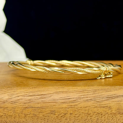 Bangle Golden Twist – Diseño Entrelazado en Oro 18K | 6 cm de Diámetro