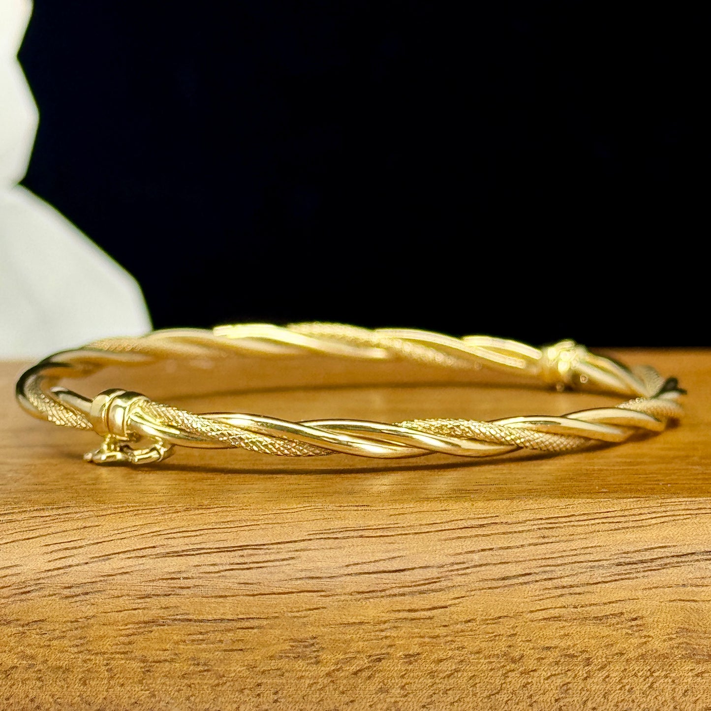 Bangle Golden Twist – Diseño Entrelazado en Oro 18K | 6 cm de Diámetro