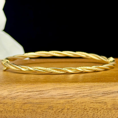 Bangle Golden Twist – Diseño Entrelazado en Oro 18K | 6 cm de Diámetro