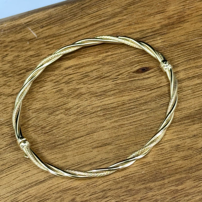 Bangle Golden Twist – Diseño Entrelazado en Oro 18K | 6 cm de Diámetro