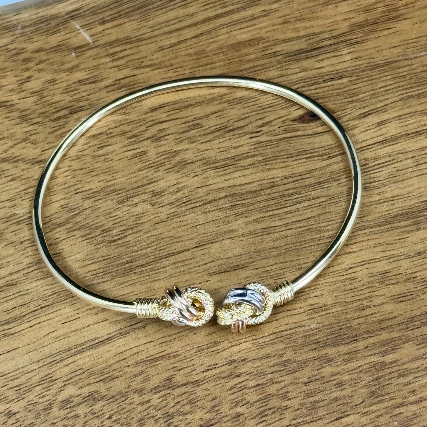 Pulsera Trinity Knot – Nudos Tricolor en Oro 18K