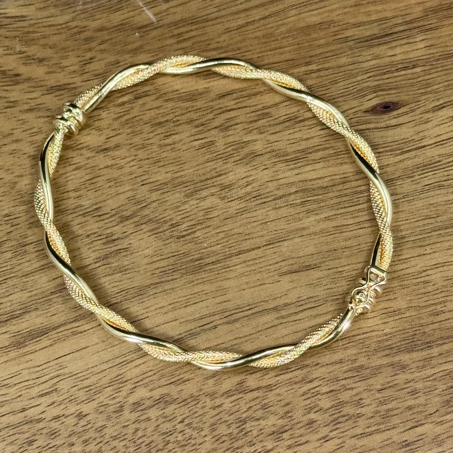Bangle Golden Twist – Diseño Entrelazado en Oro 18K | 7 cm de Diámetro