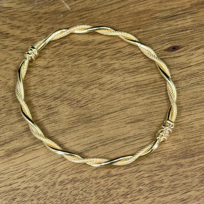 Bangle Golden Twist – Diseño Entrelazado en Oro 18K | 7 cm de Diámetro