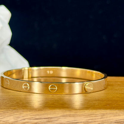 Bangle Love Inspired – Diseño Minimalista en Oro 18K | 6.5 cm de Diámetro