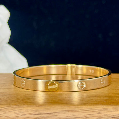 Bangle Love Inspired – Diseño Minimalista en Oro 18K | 6.5 cm de Diámetro
