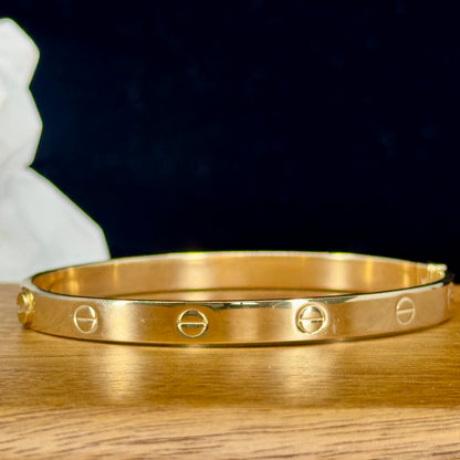 Bangle Love Inspired – Diseño Minimalista en Oro 18K | 6.5 cm de Diámetro
