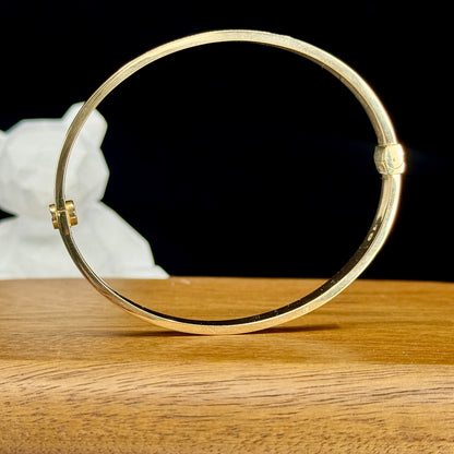 Bangle Love Inspired – Diseño Minimalista en Oro 18K | 6.5 cm de Diámetro
