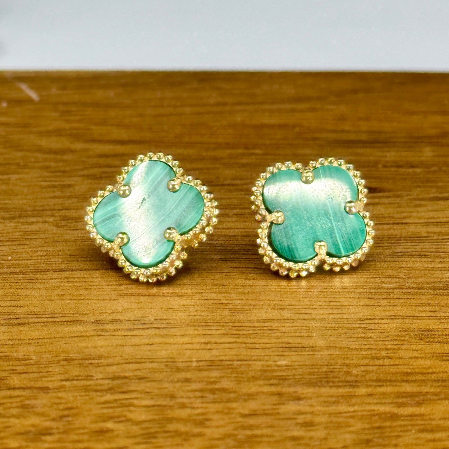 Aretes Clover Malachite – Malaquita Natural en Oro 18k