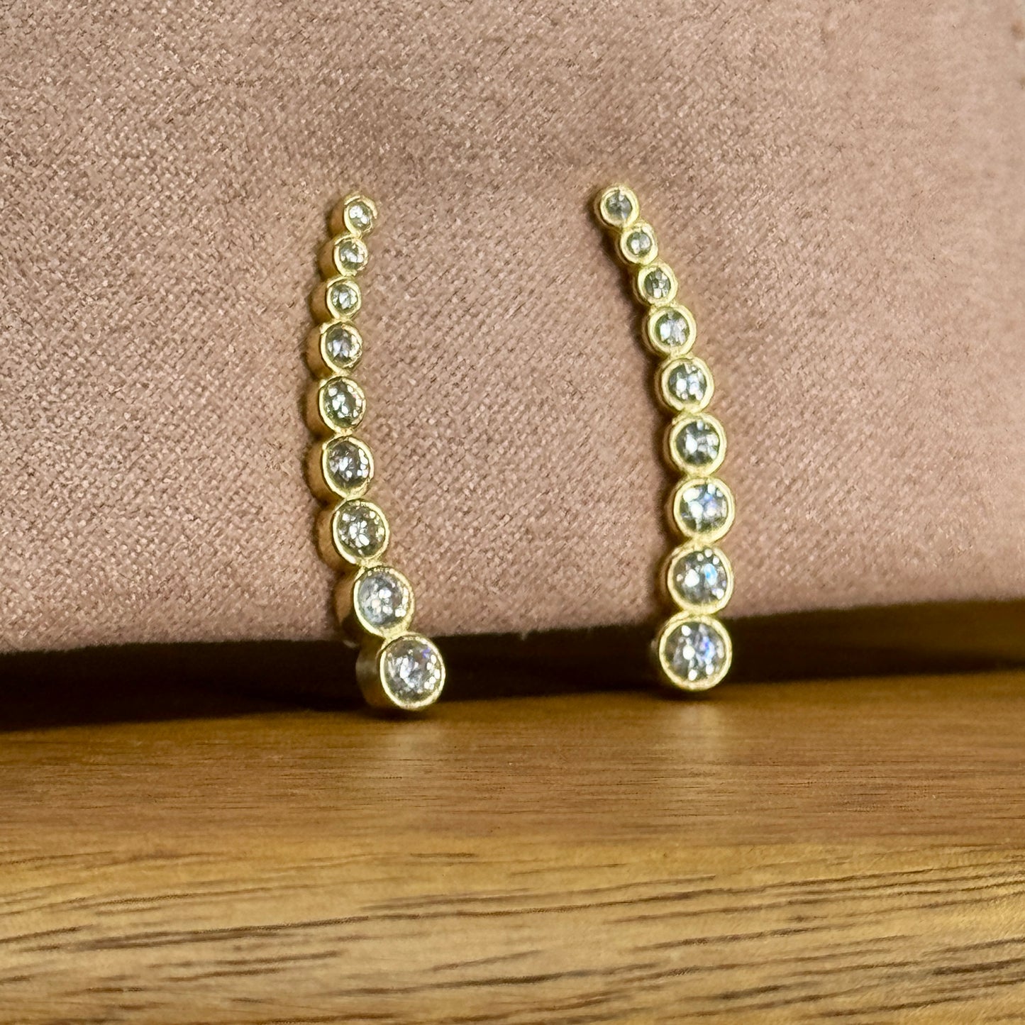 Aretes Éclat Impérial – Cristales Graduados en Oro 18K