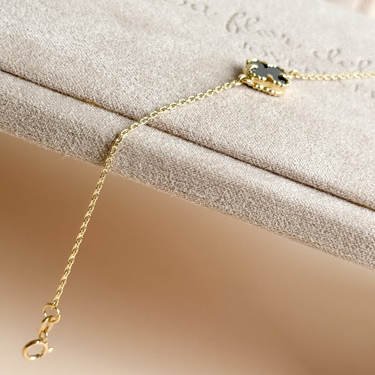 Pulsera Trébol de Ónix en Oro 18K