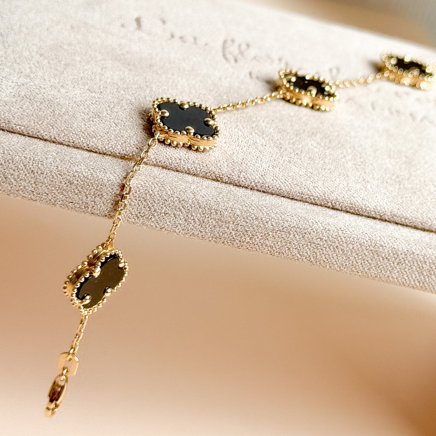 Pulsera Cinco Tréboles de Ónix en Oro 18K