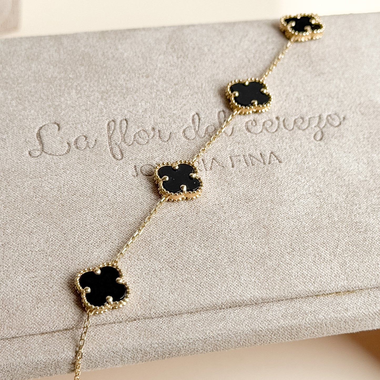 Pulsera Cinco Tréboles de Ónix en Oro 18K