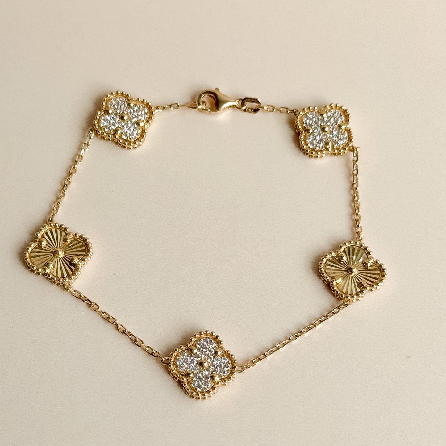 Pulsera Cinco Tréboles Pavé y Texturizados de Oro 18K