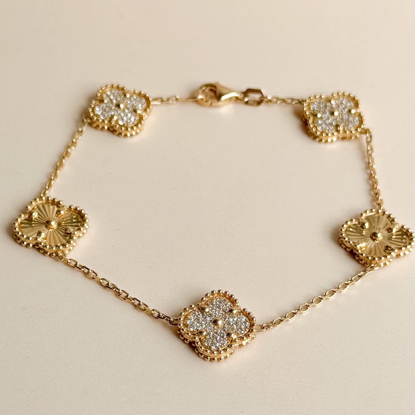 Pulsera Cinco Tréboles Pavé y Texturizados de Oro 18K