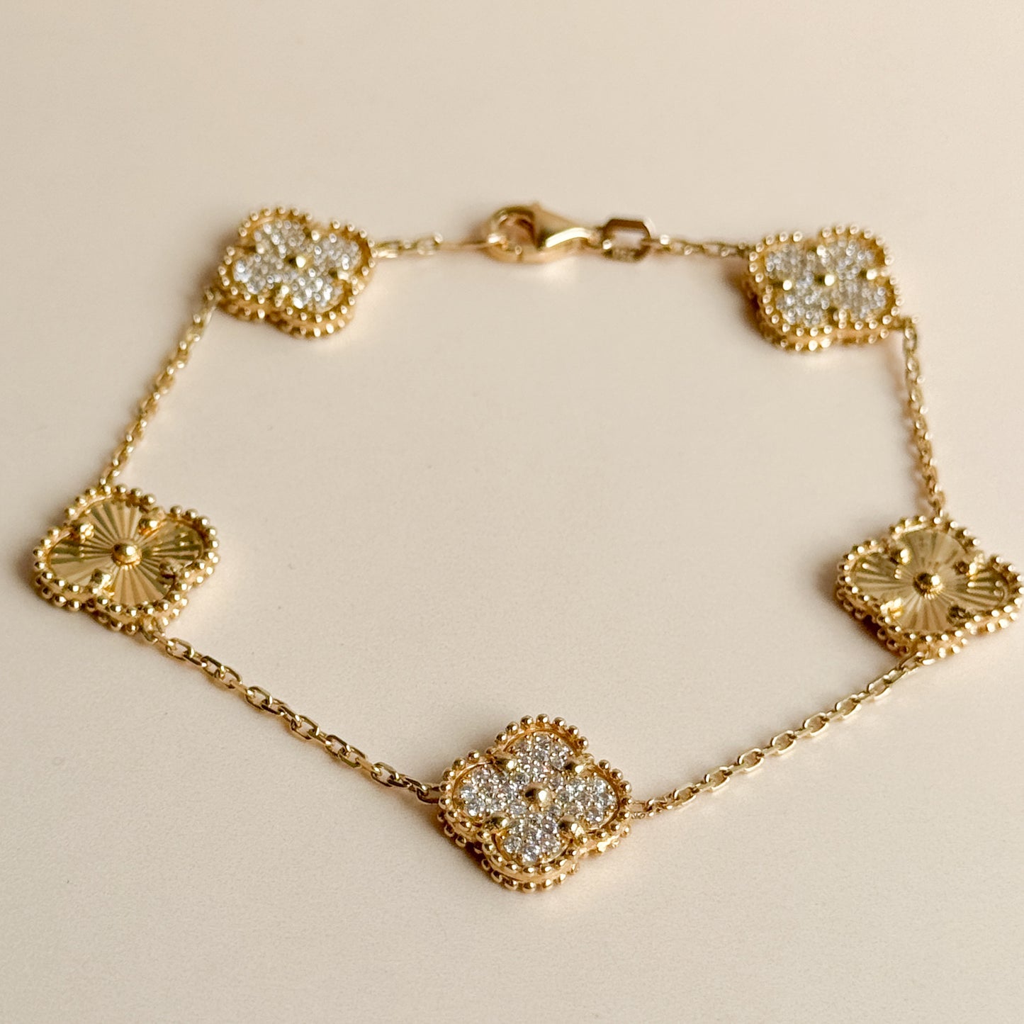 Pulsera Cinco Tréboles Pavé y Texturizados de Oro 18K