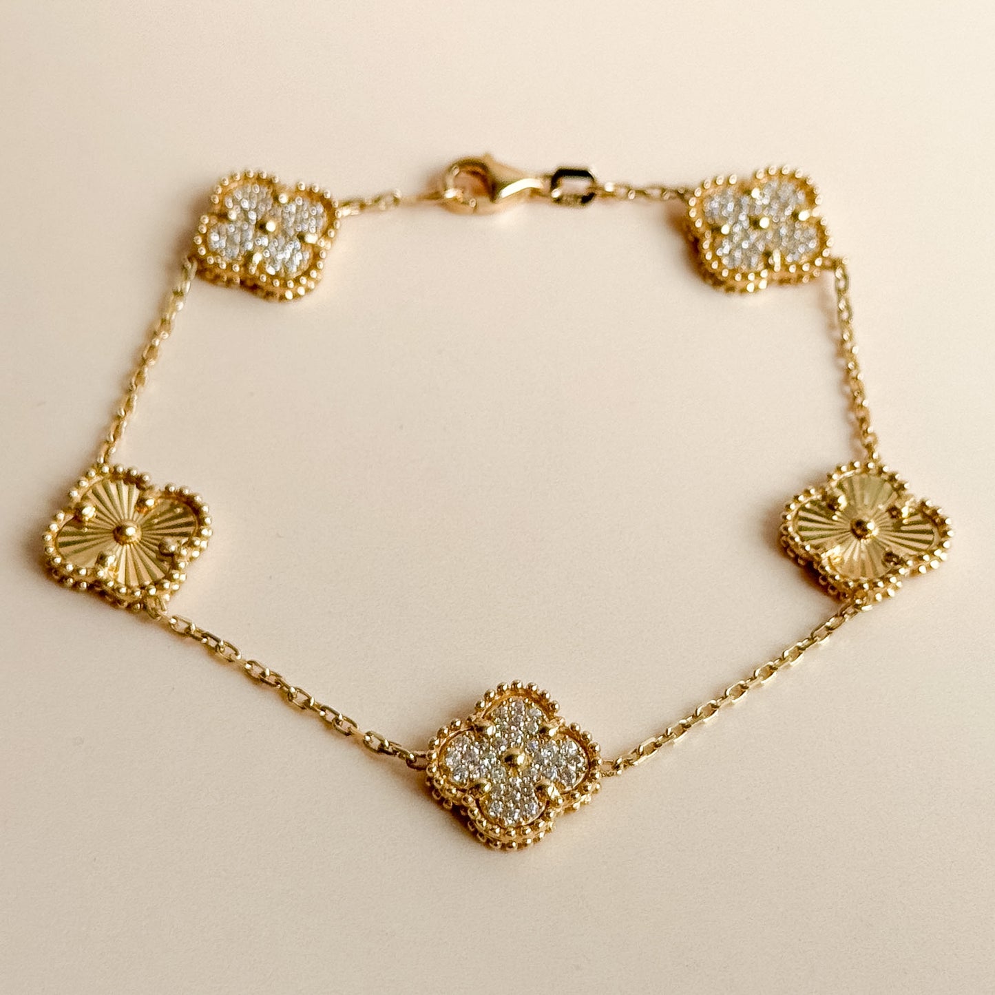 Pulsera Cinco Tréboles Pavé y Texturizados de Oro 18K