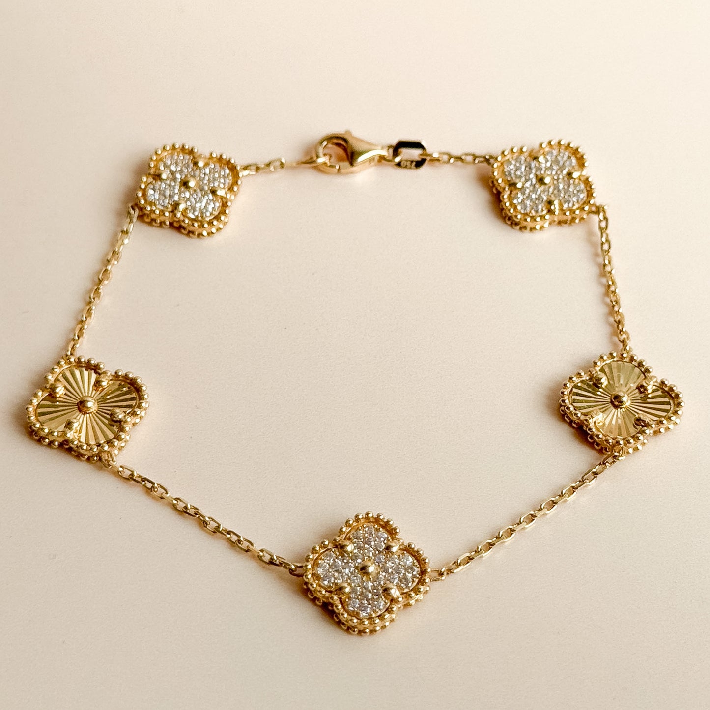 Pulsera Cinco Tréboles Pavé y Texturizados de Oro 18K