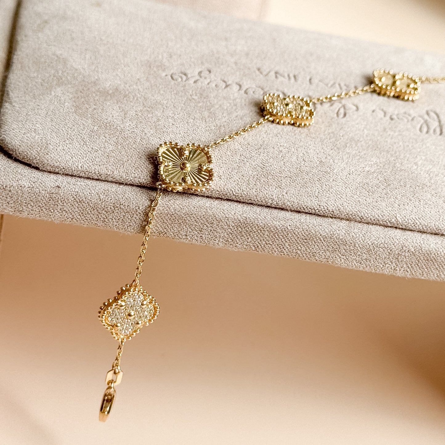 Pulsera Cinco Tréboles Pavé y Texturizados de Oro 18K