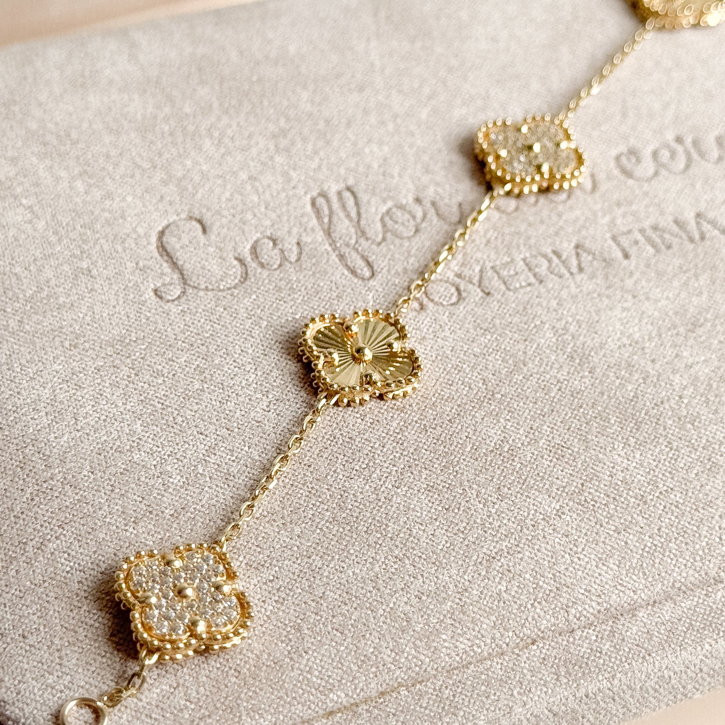 Pulsera Cinco Tréboles Pavé y Texturizados de Oro 18K